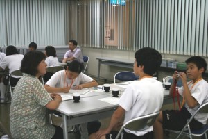 田村智子さんにインタビューをしているBチーム「アピオスegg」の写真 