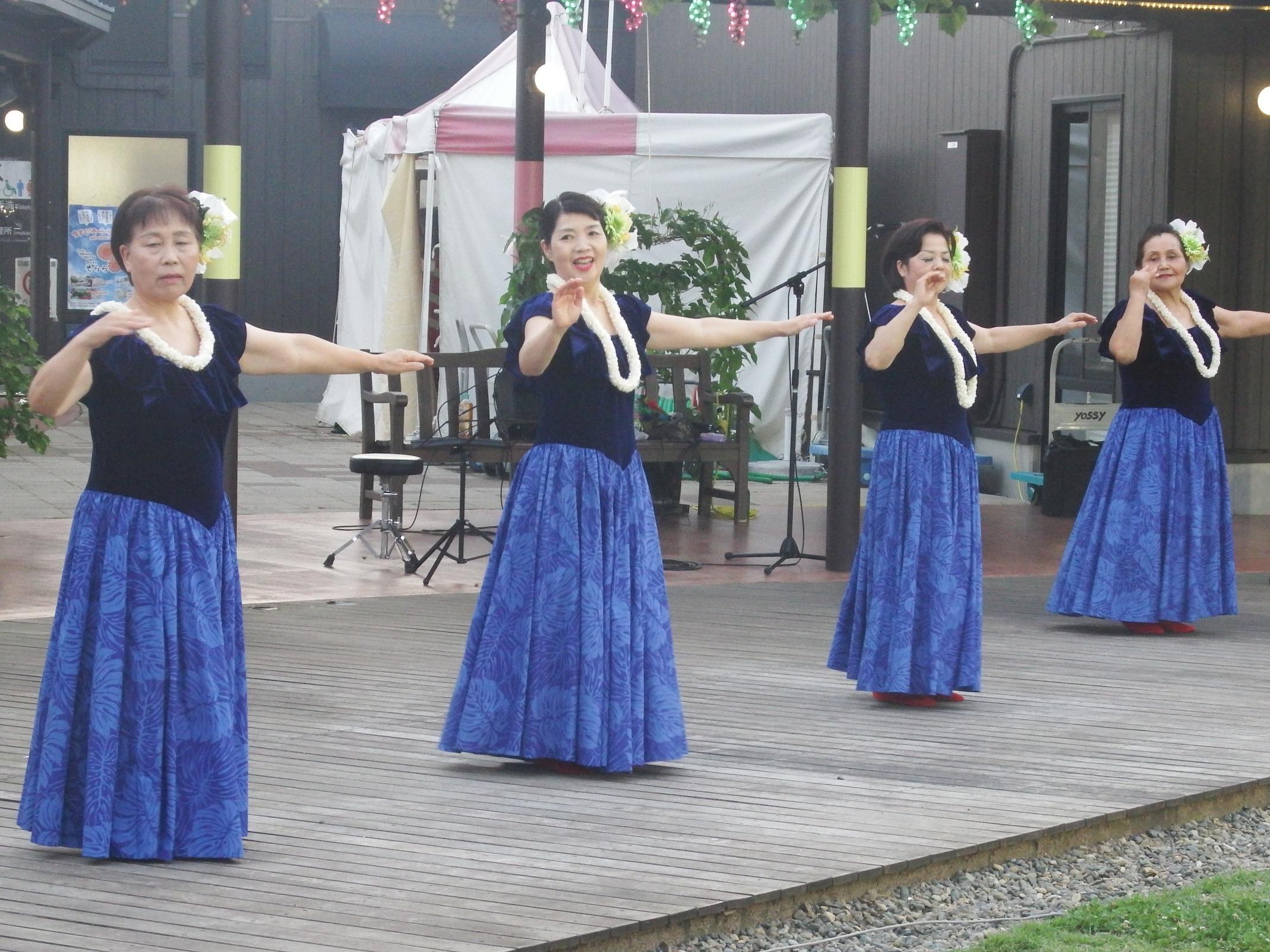 8月4日 金曜日　本日のビアガーデンステージはフラ カプアウイさんです♪