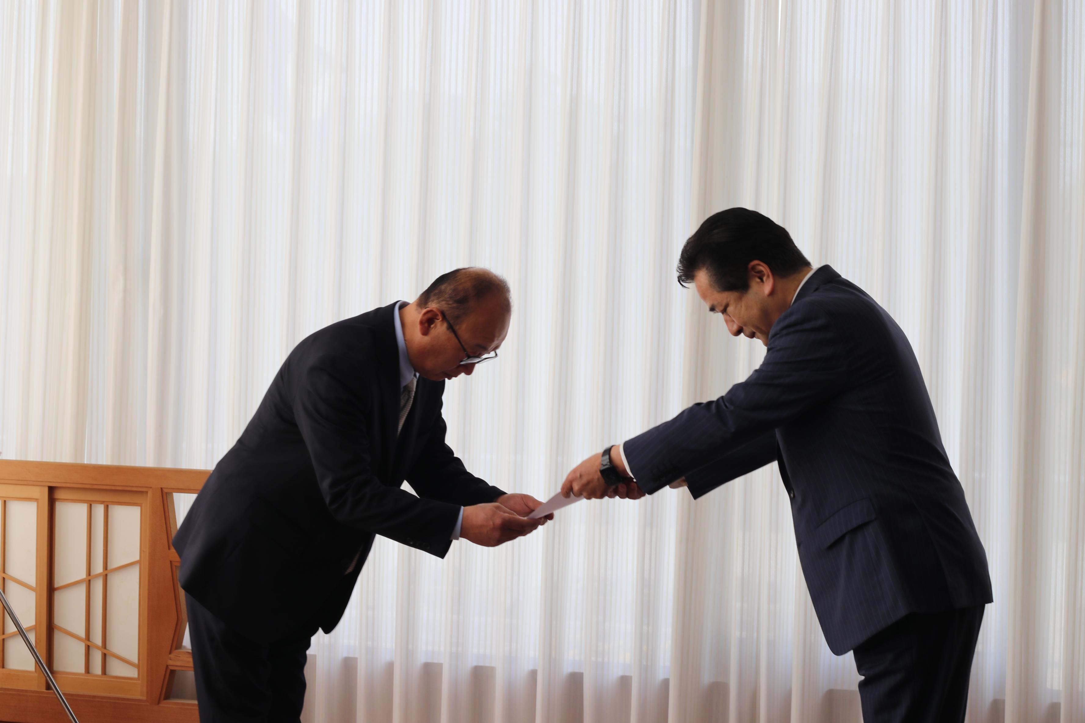 副市長に辞令を交付する市長