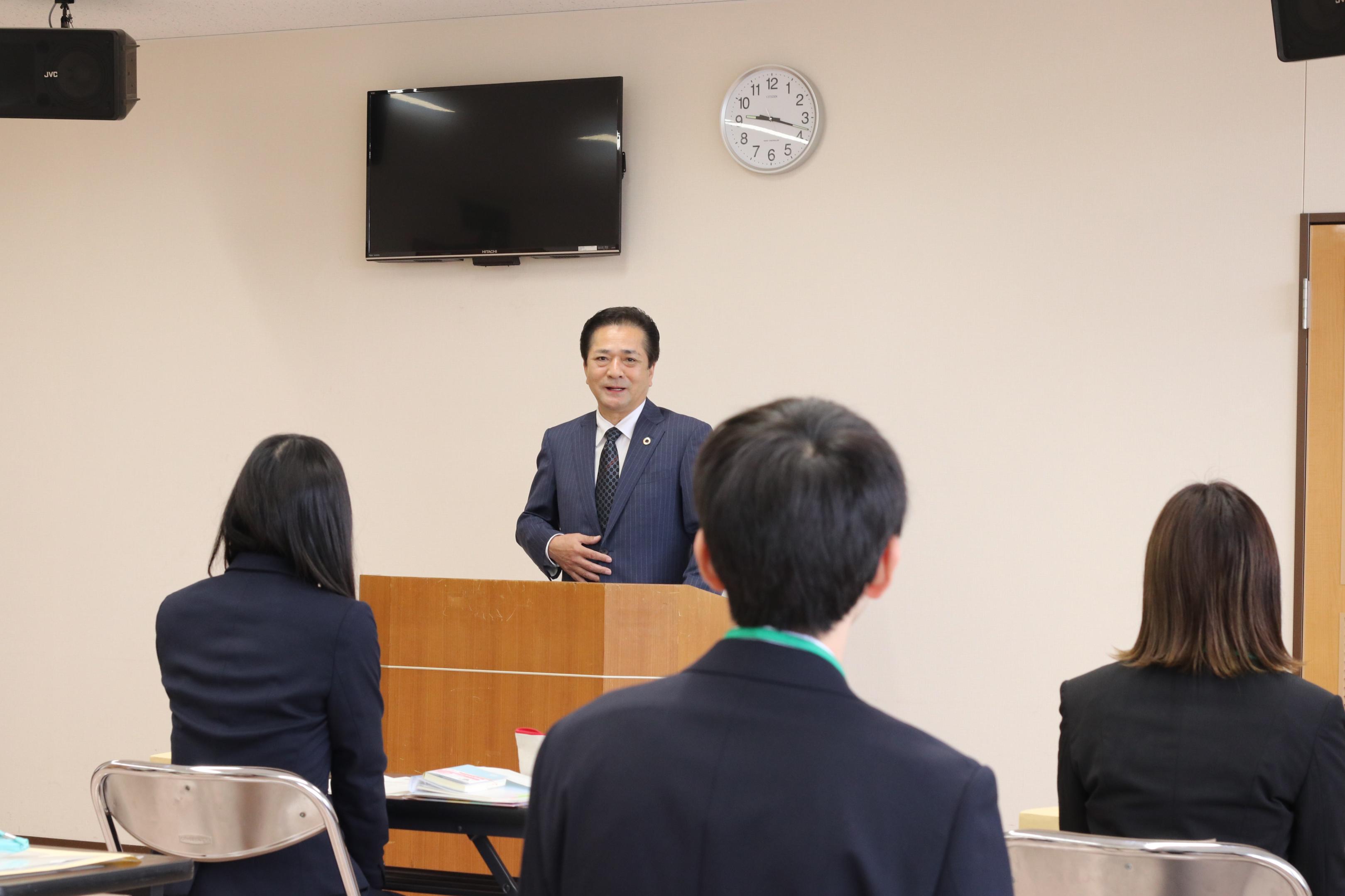 新規採用職員に訓示する市長