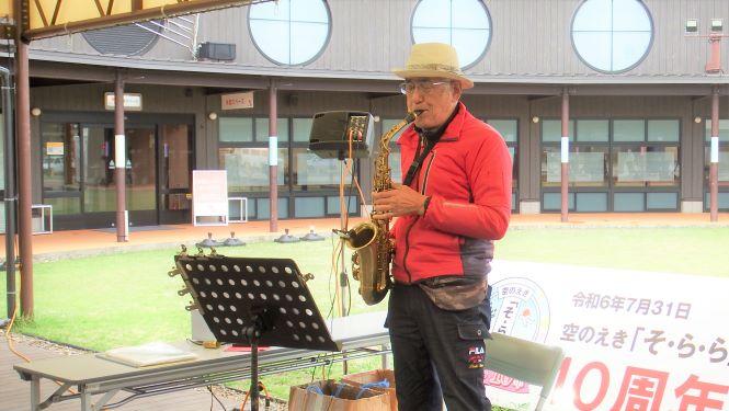 「チャーリー栗原」各種管楽器のマラソン演奏