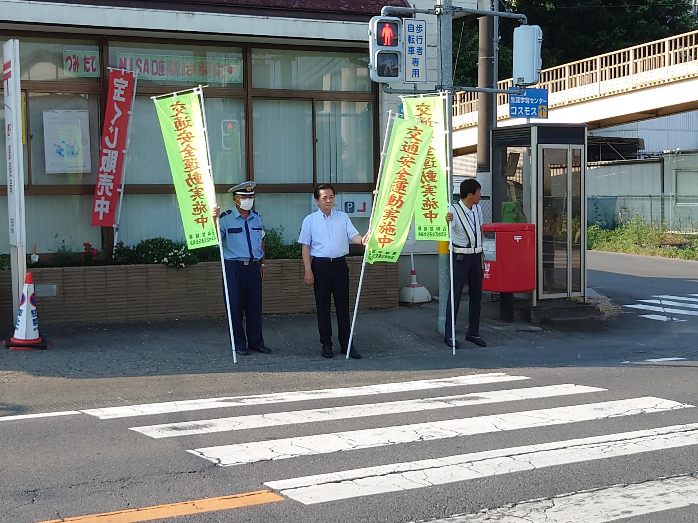 立哨をする市長