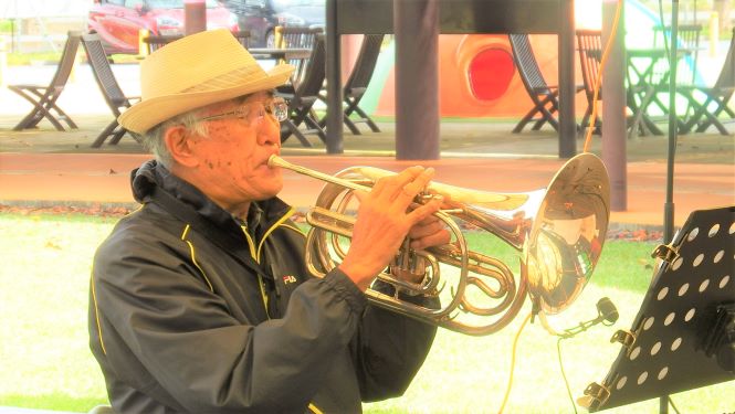 「チャーリー栗原」各種管楽器のマラソン演奏