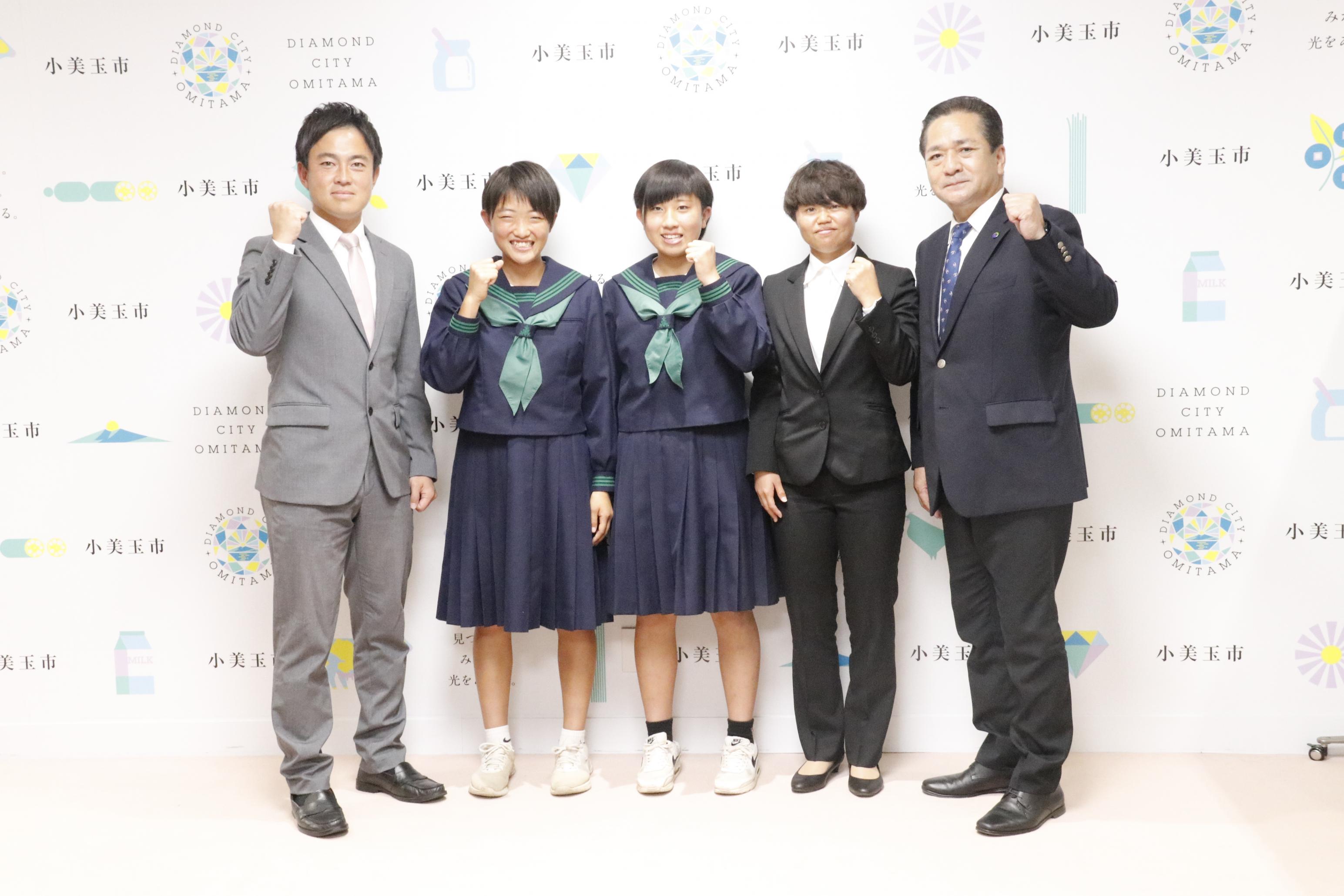 ガッツポーズをする市長