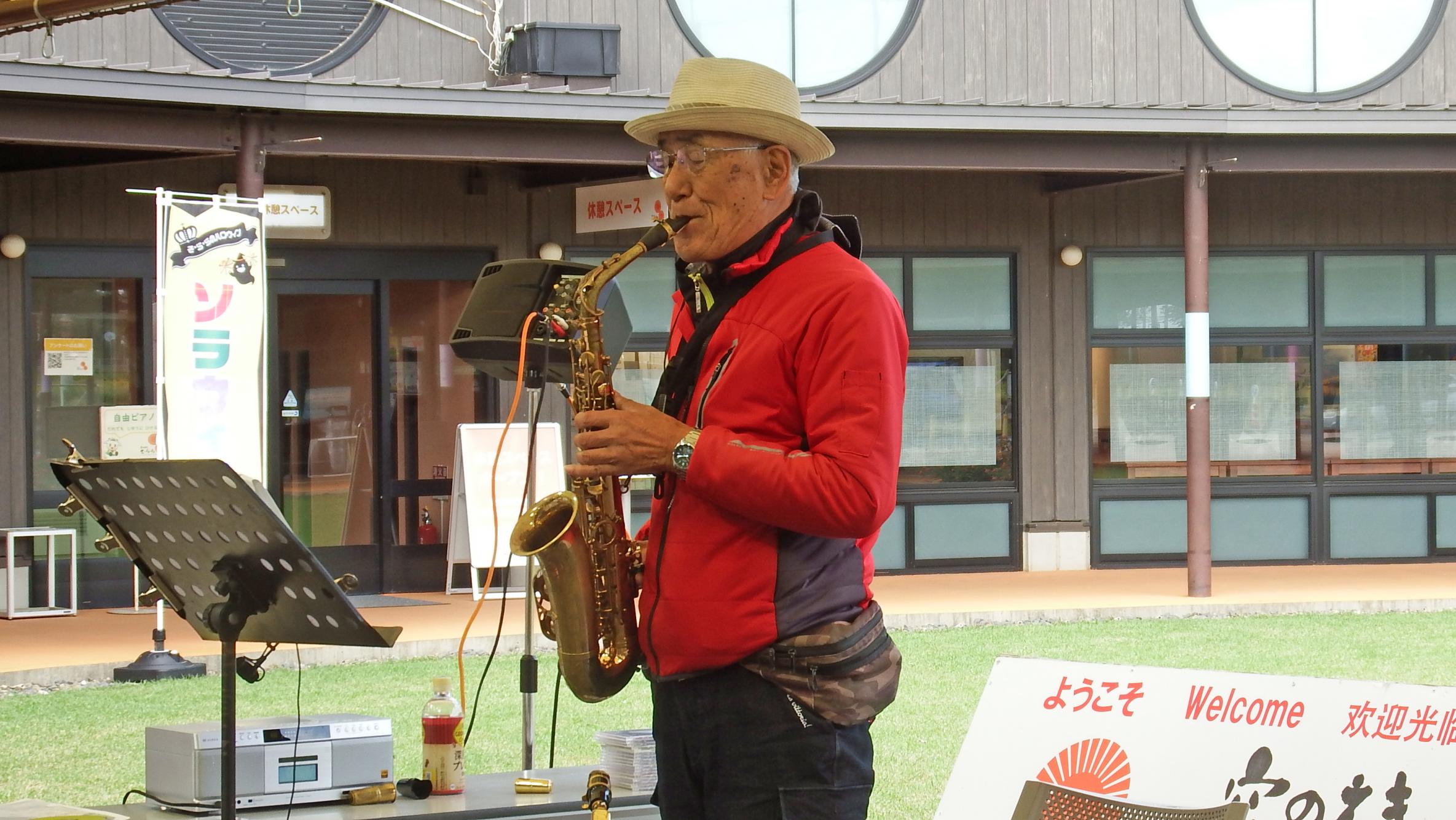 アルトサックス写真