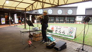 「チャーリー栗原」各種管楽器のマラソン演奏