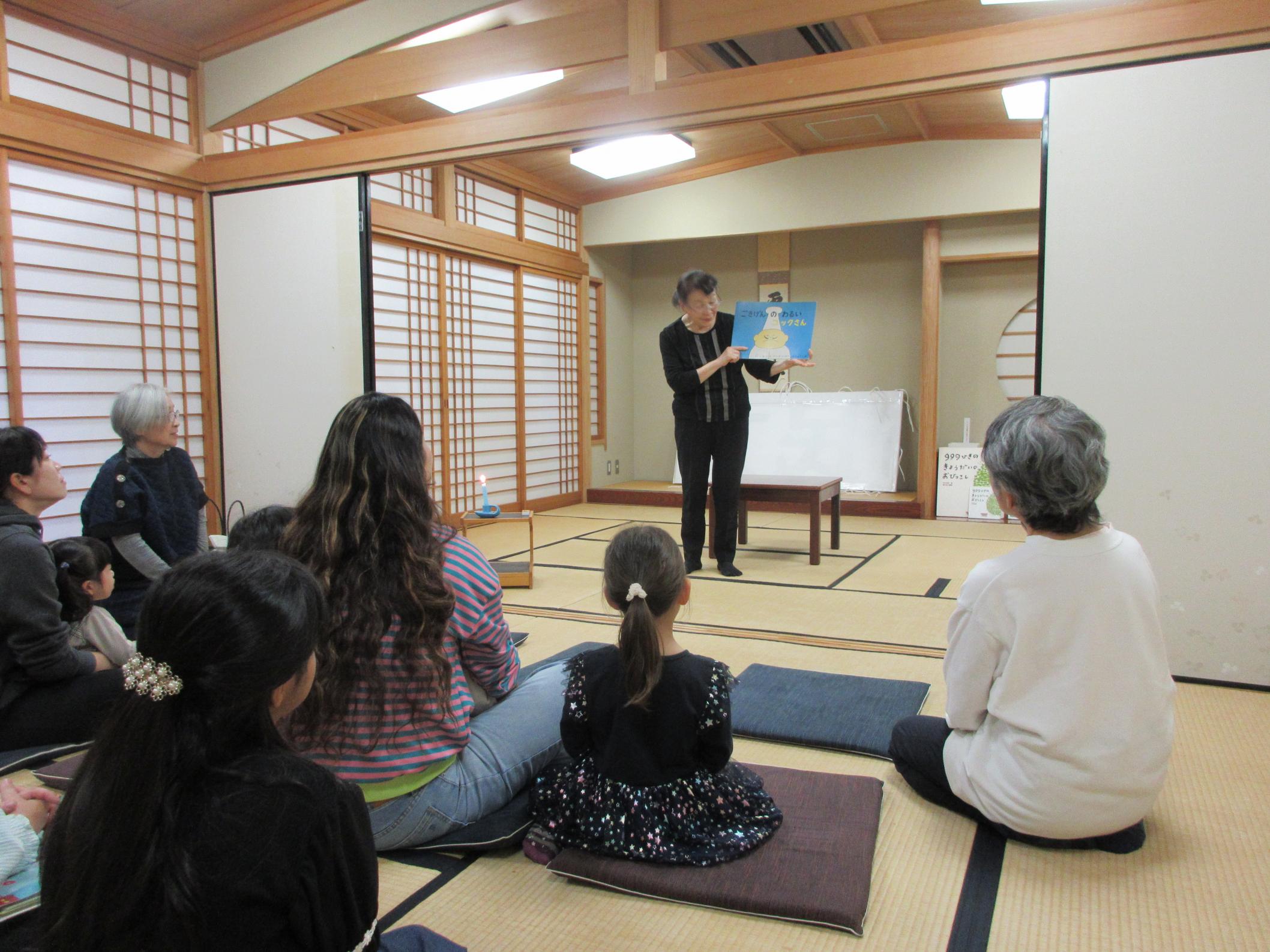 紙芝居を読み聞かせる様子 紙芝居を読み聞かせる様子