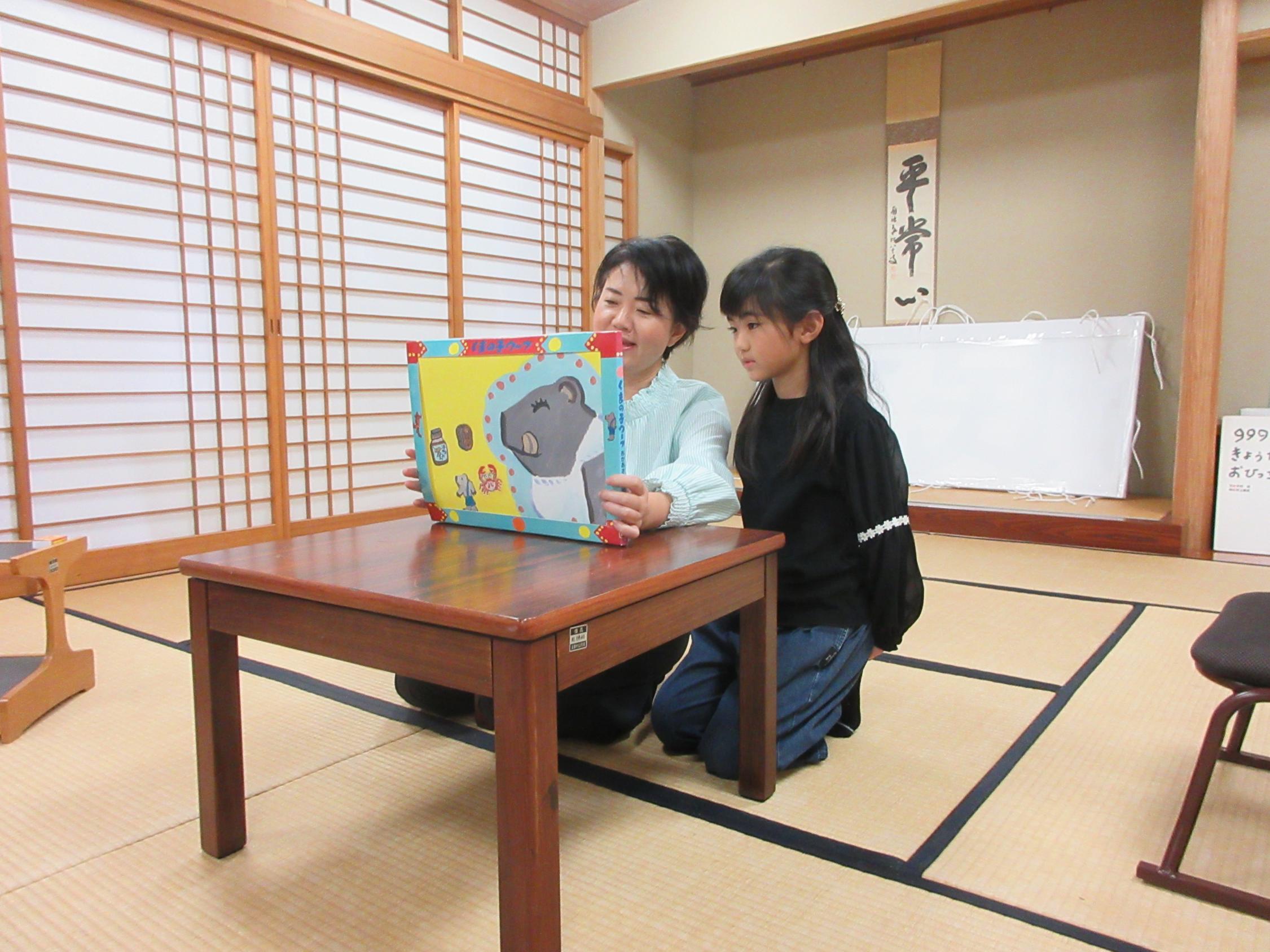 親子で読み聞かせをする様子 親子で読み聞かせをする様子