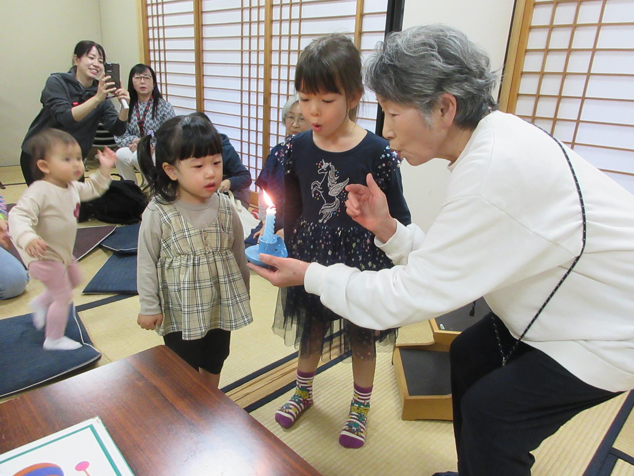おはなしの火を消す様子 おはなしの火を消す様子