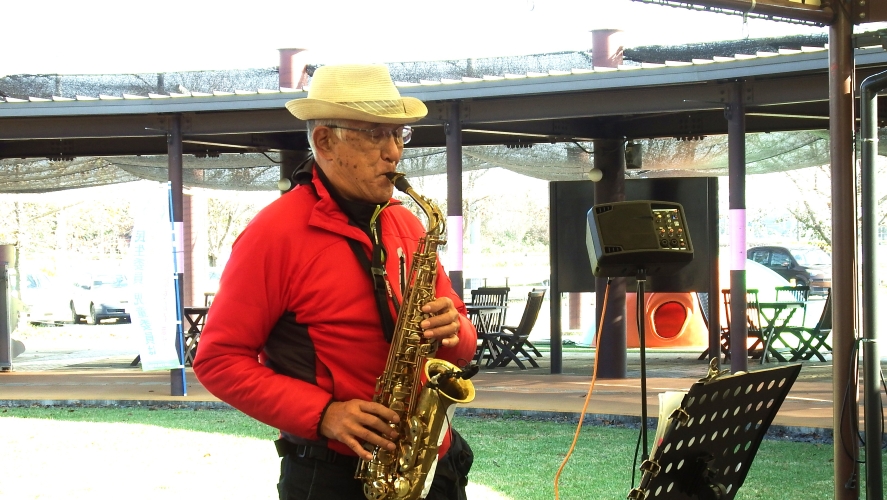 「チャーリー栗原」各種管楽器のマラソン演奏