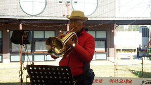 「チャーリー栗原」各種管楽器のマラソン演奏