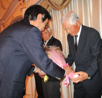 花束贈呈の様子