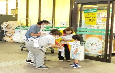 お客様が募金している様子