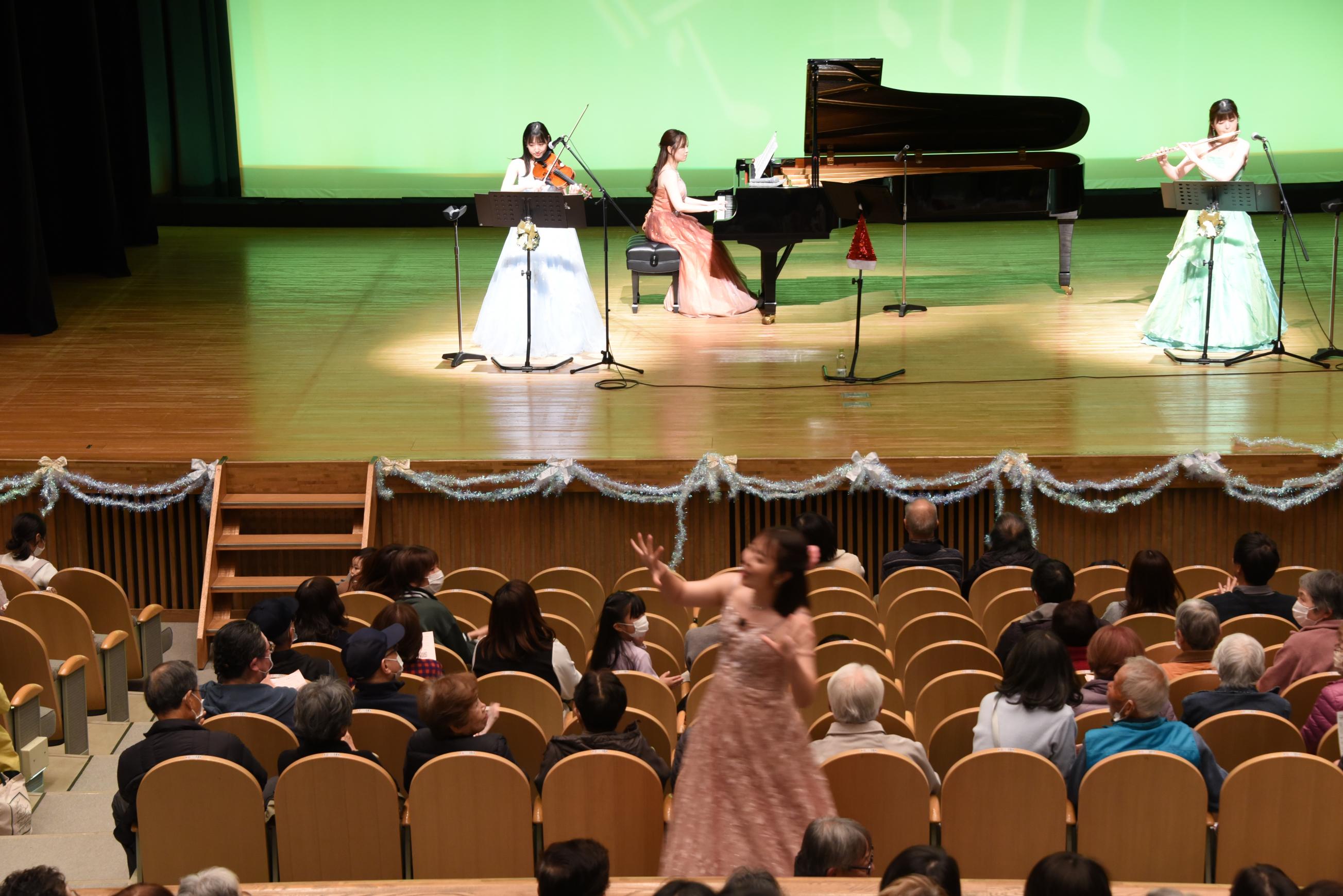 舞台から出演者が下りて歌っている様子