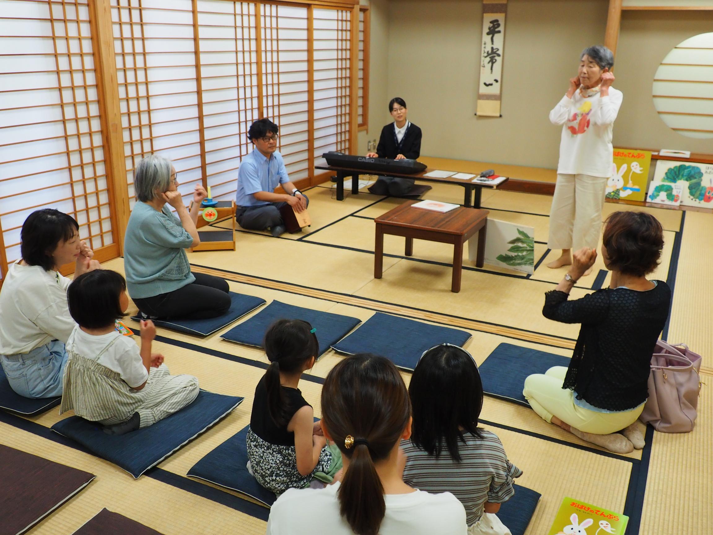 おはなし会の説明をしている様子