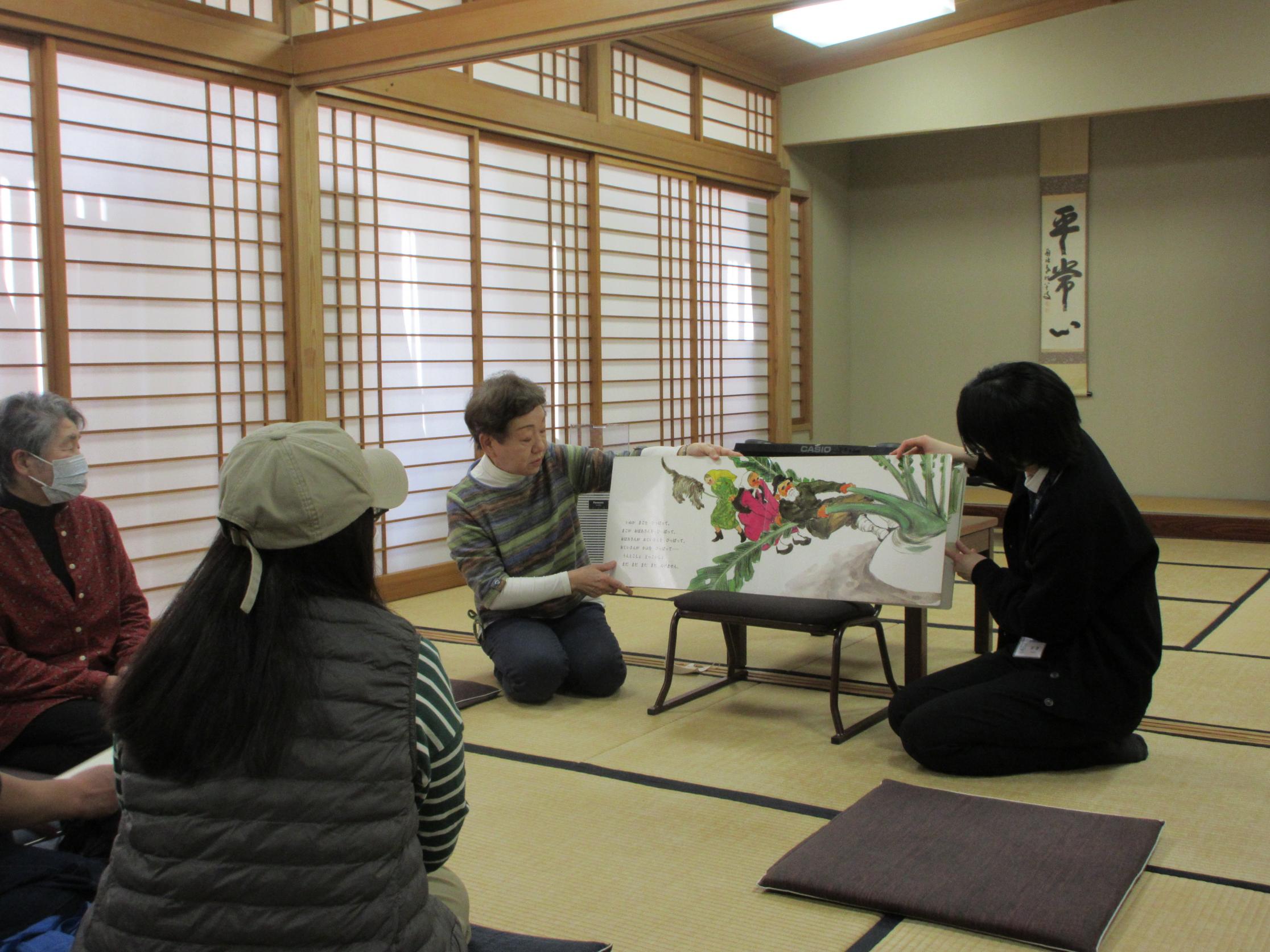 大型絵本を読み聞かせする様子 大型絵本を読み聞かせする様子