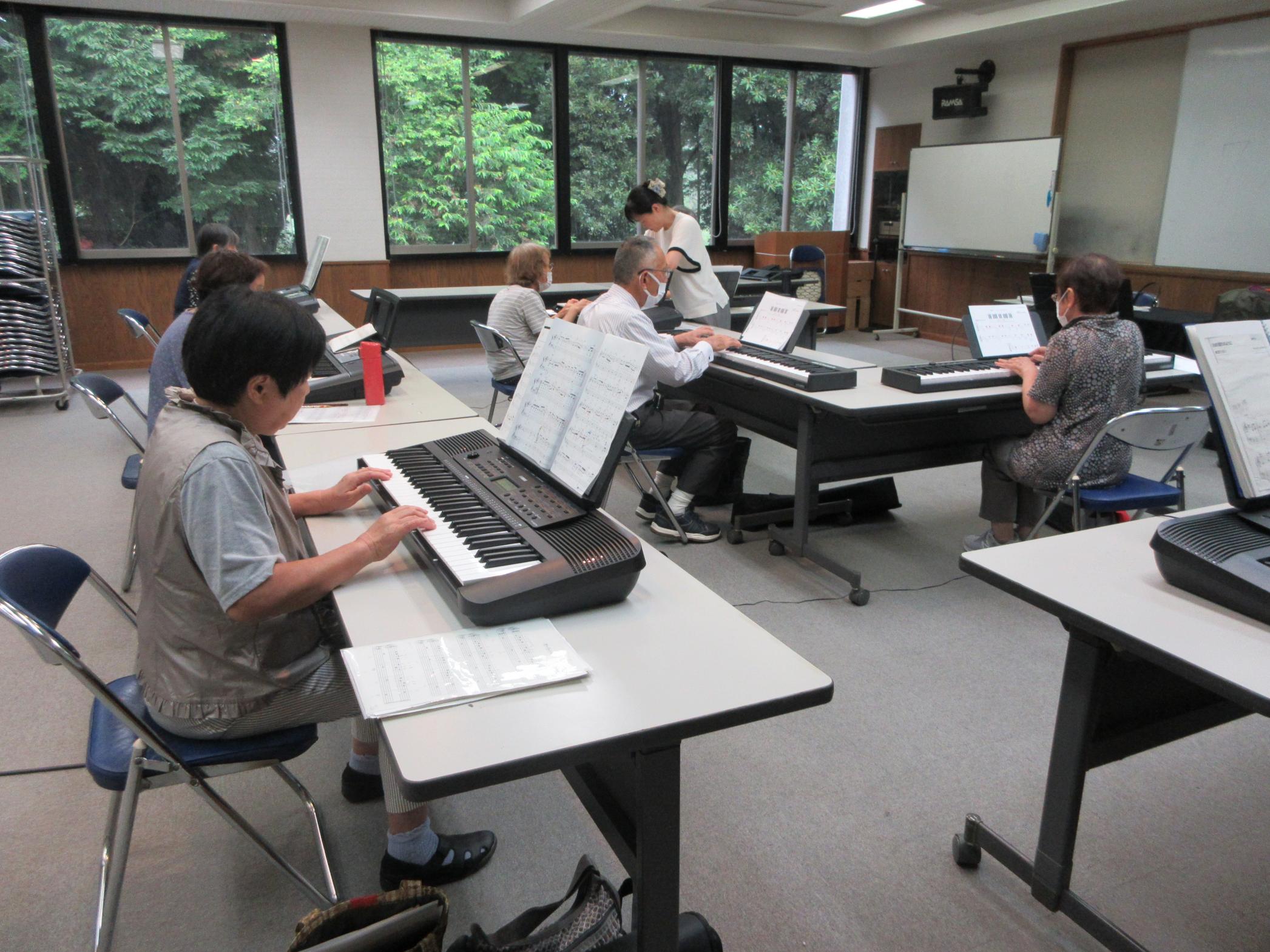 ピアノとハンドベル(玉里公民館) ピアノとハンドベル(玉里公民館)