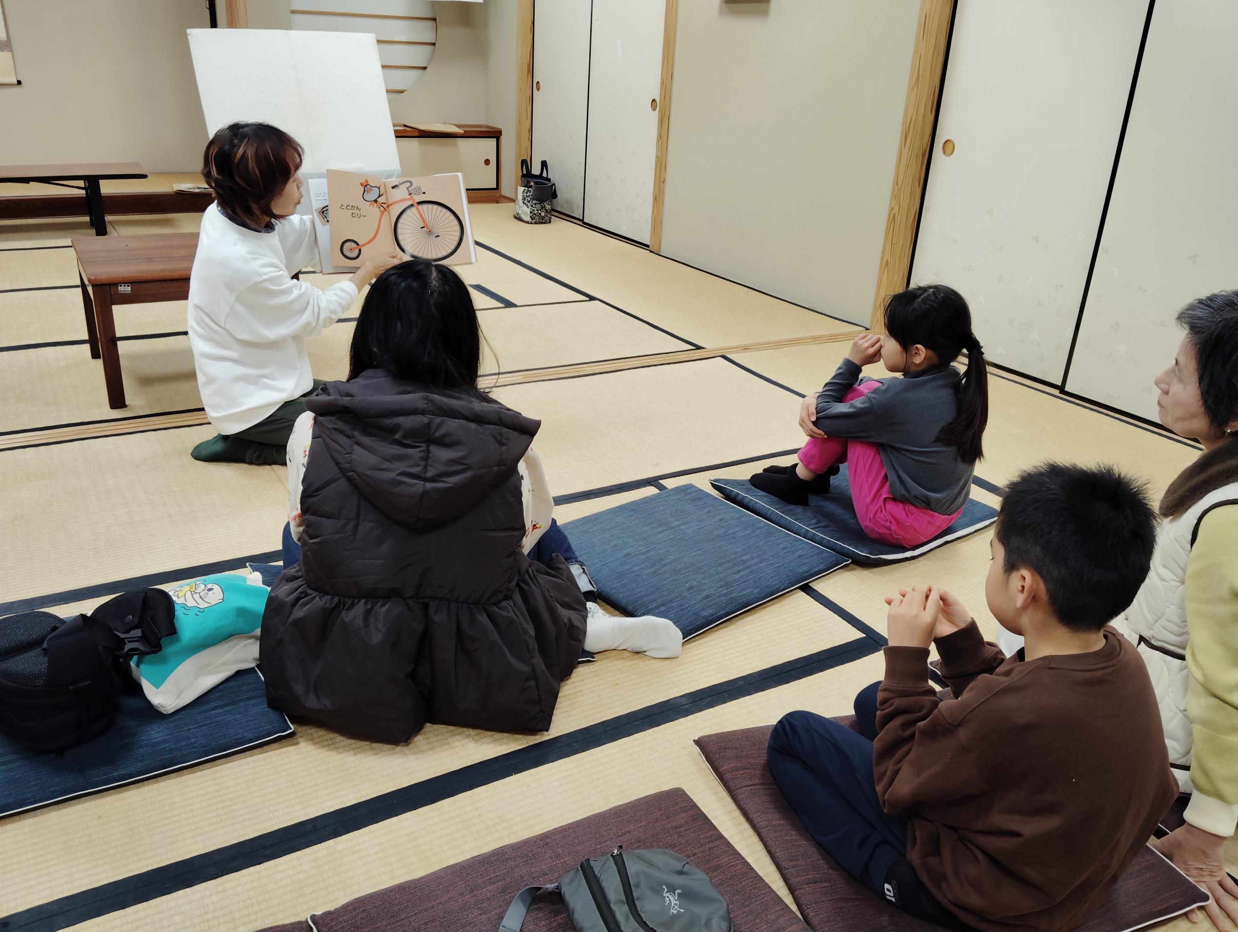 絵本を楽しむ様子 絵本を楽しむ様子