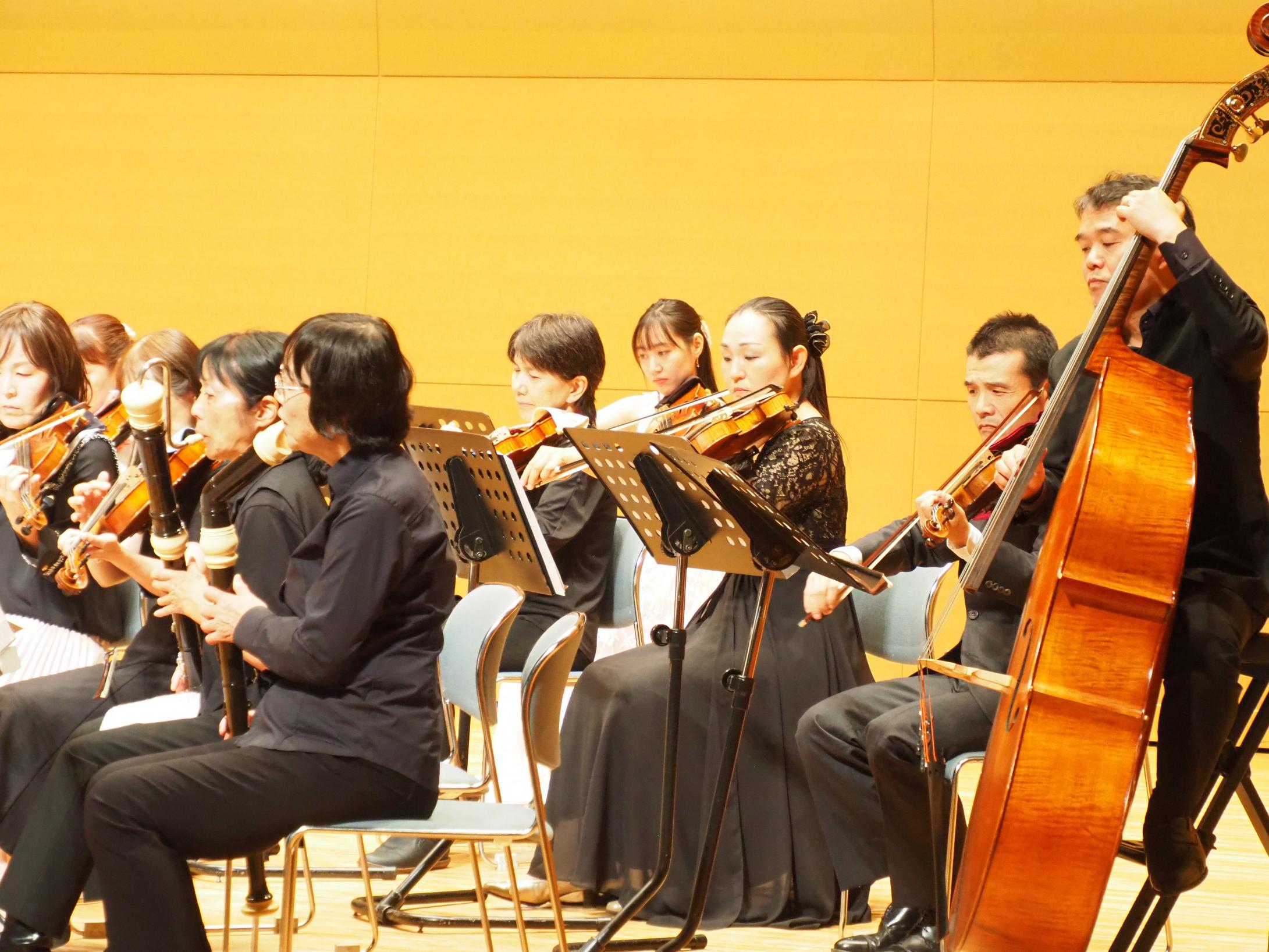 演奏している様子