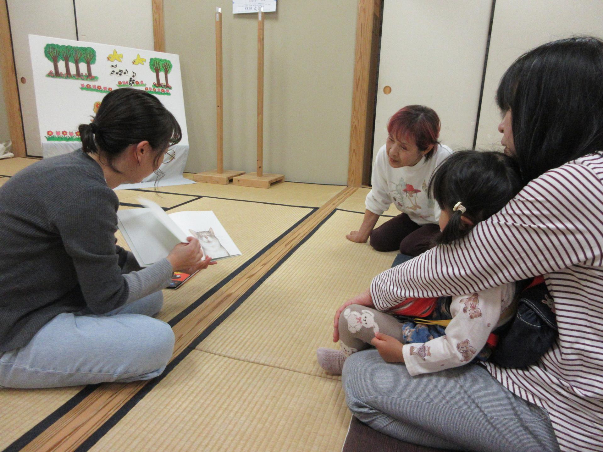 子どもが読み聞かせを聞いている様子 子どもが読み聞かせを聞いている様子