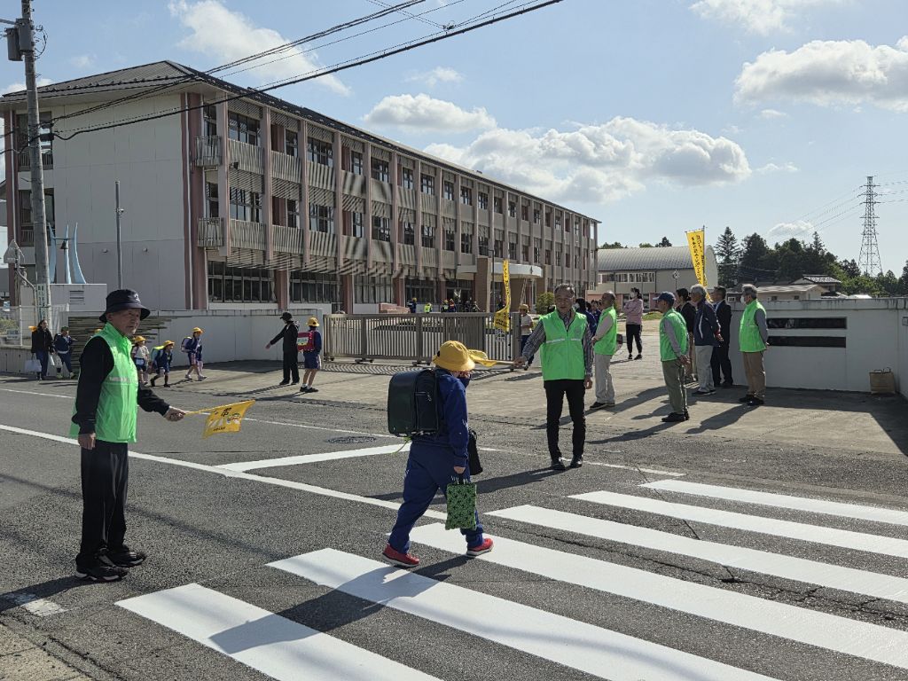 横断歩道を渡る児童を誘導する様子