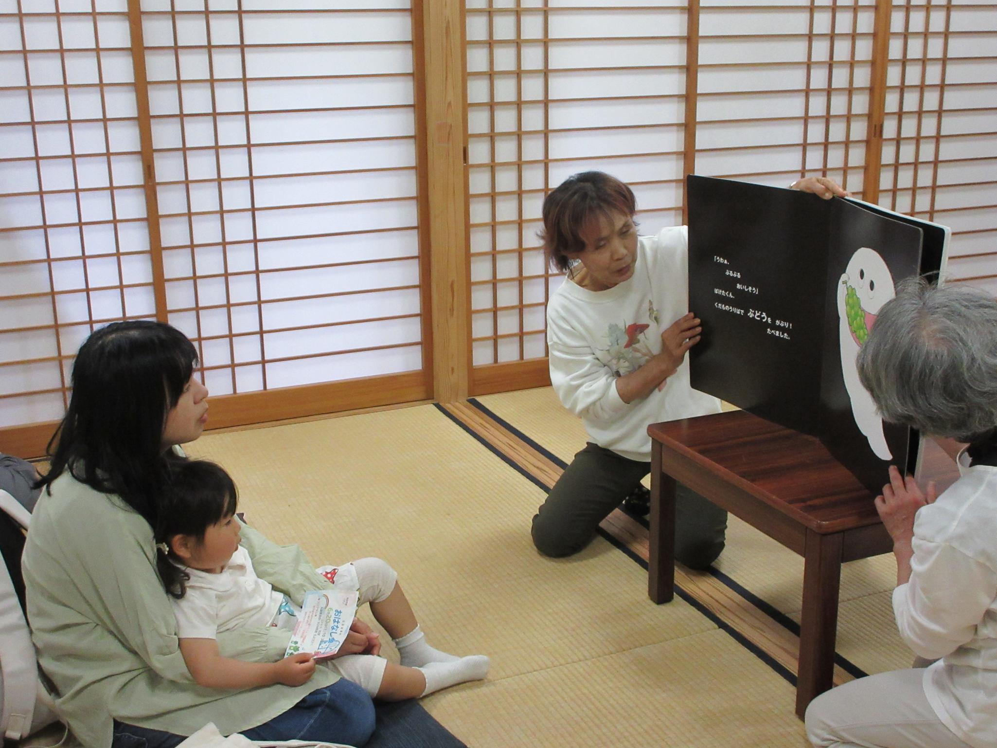 おはなし会の様子 おはなし会の様子