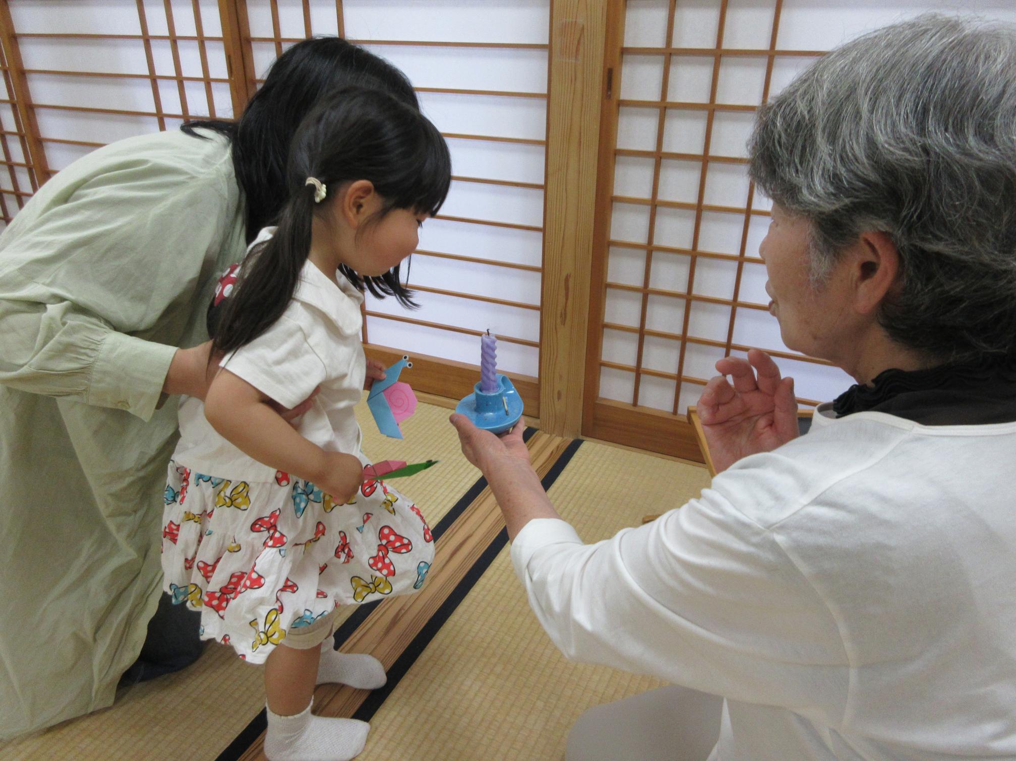 おはなしのろうそくを吹き消す様子 おはなしのろうそくを吹き消す様子