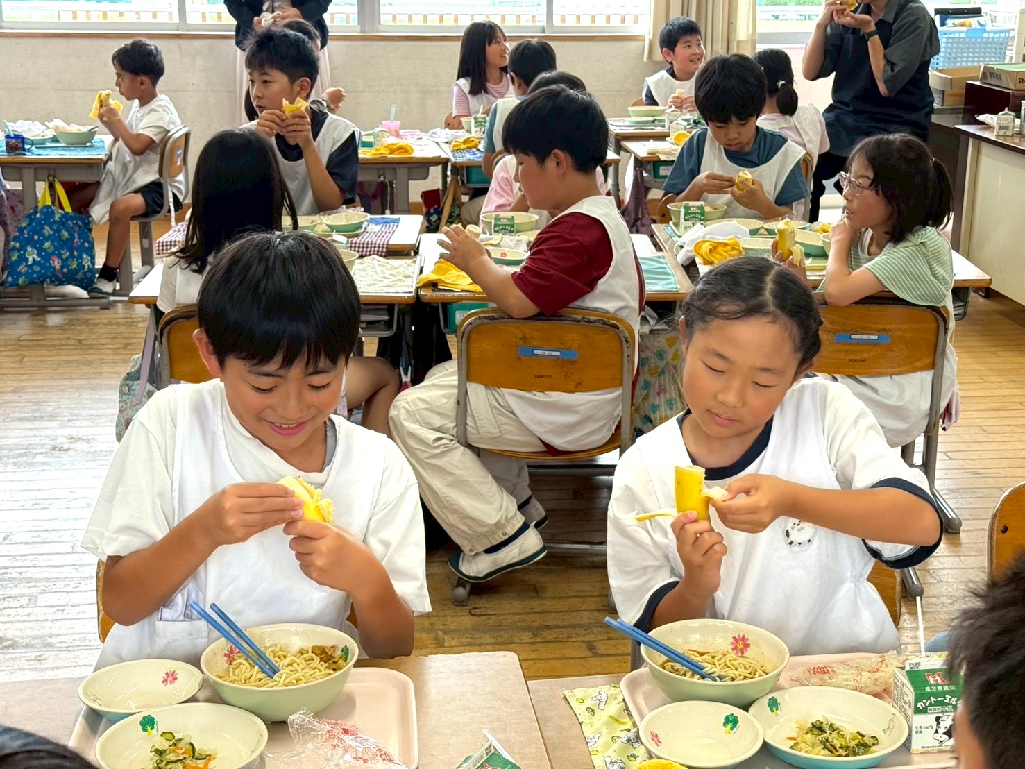 子供たちは台湾バナナを味わう