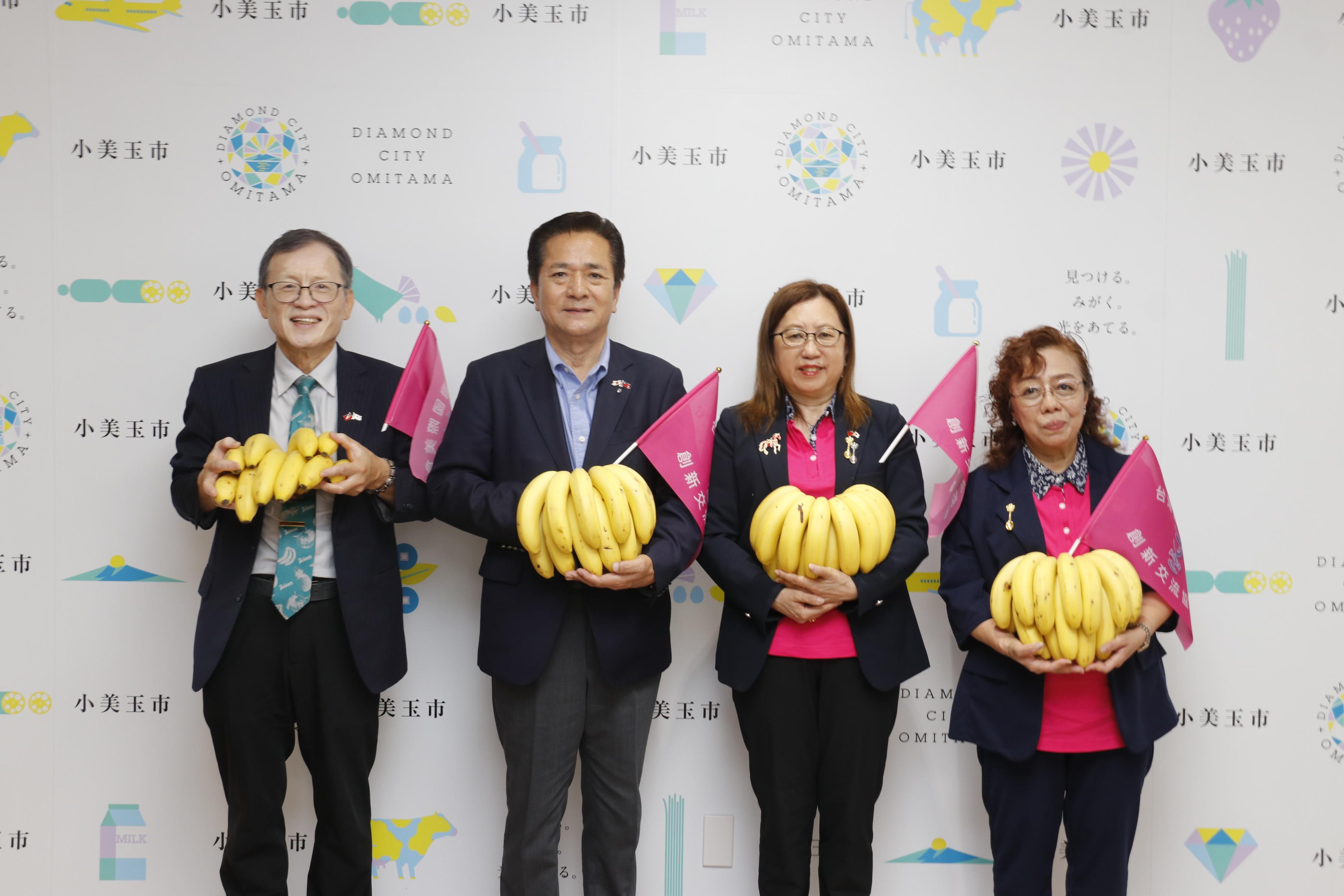 寄贈式記念写真（左から）王(わん)部長、島田(しまだ)市長、錢(せん)会長、廣田(ひろた)副会長