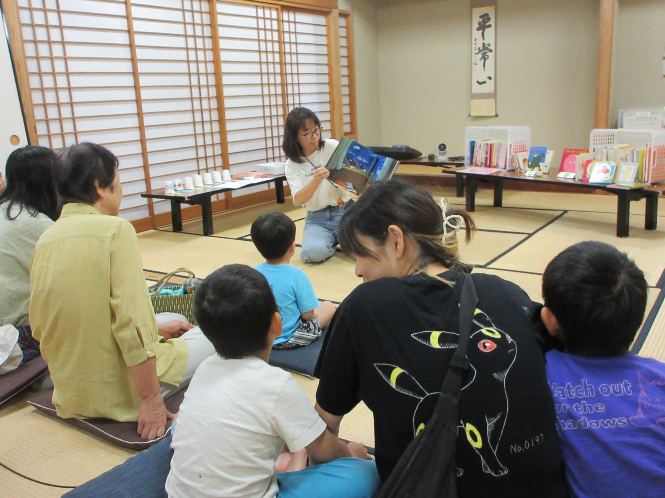 絵本の読み聞かせを聞いている様子