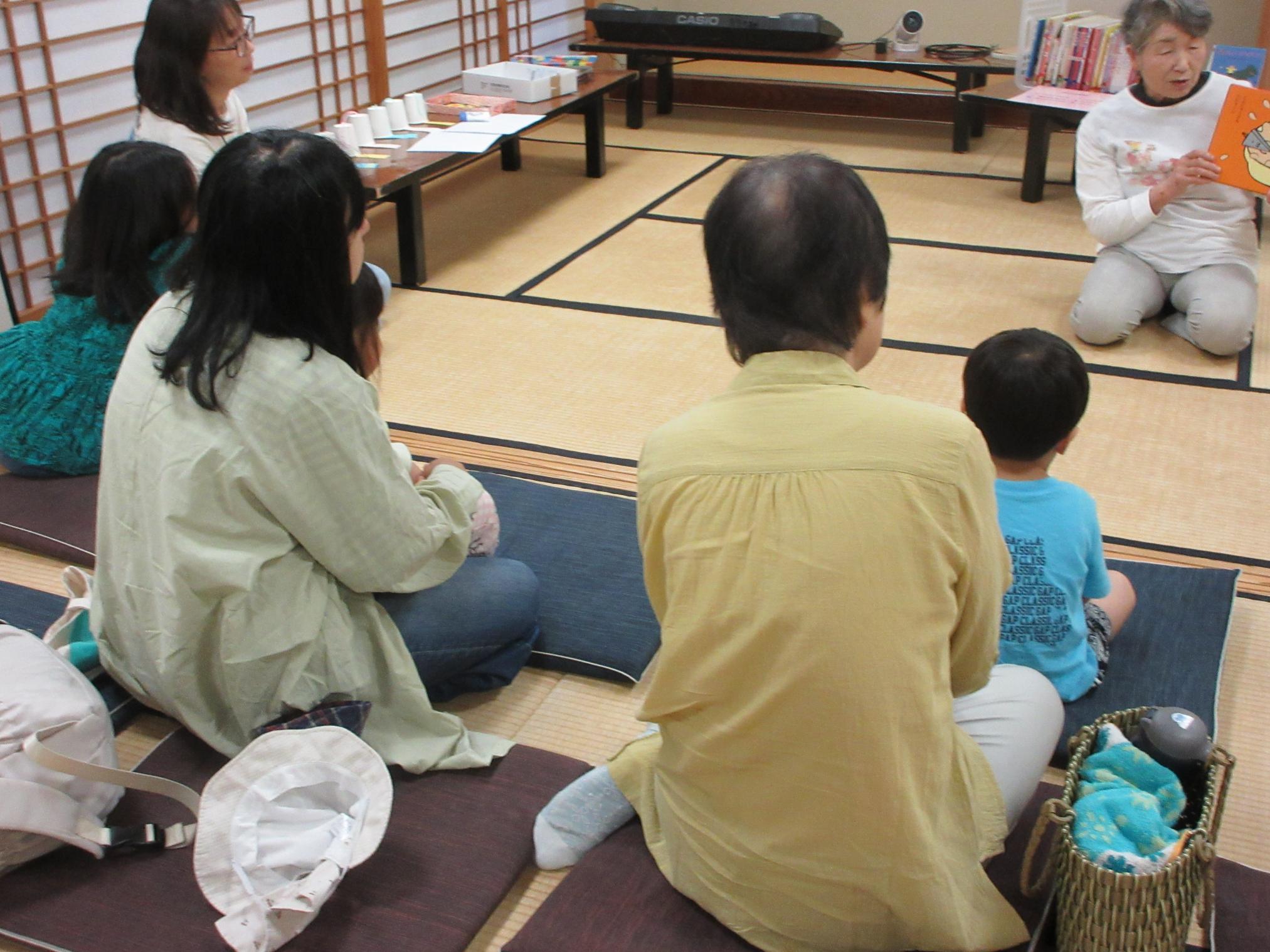 読み聞かせに聞き入る様子