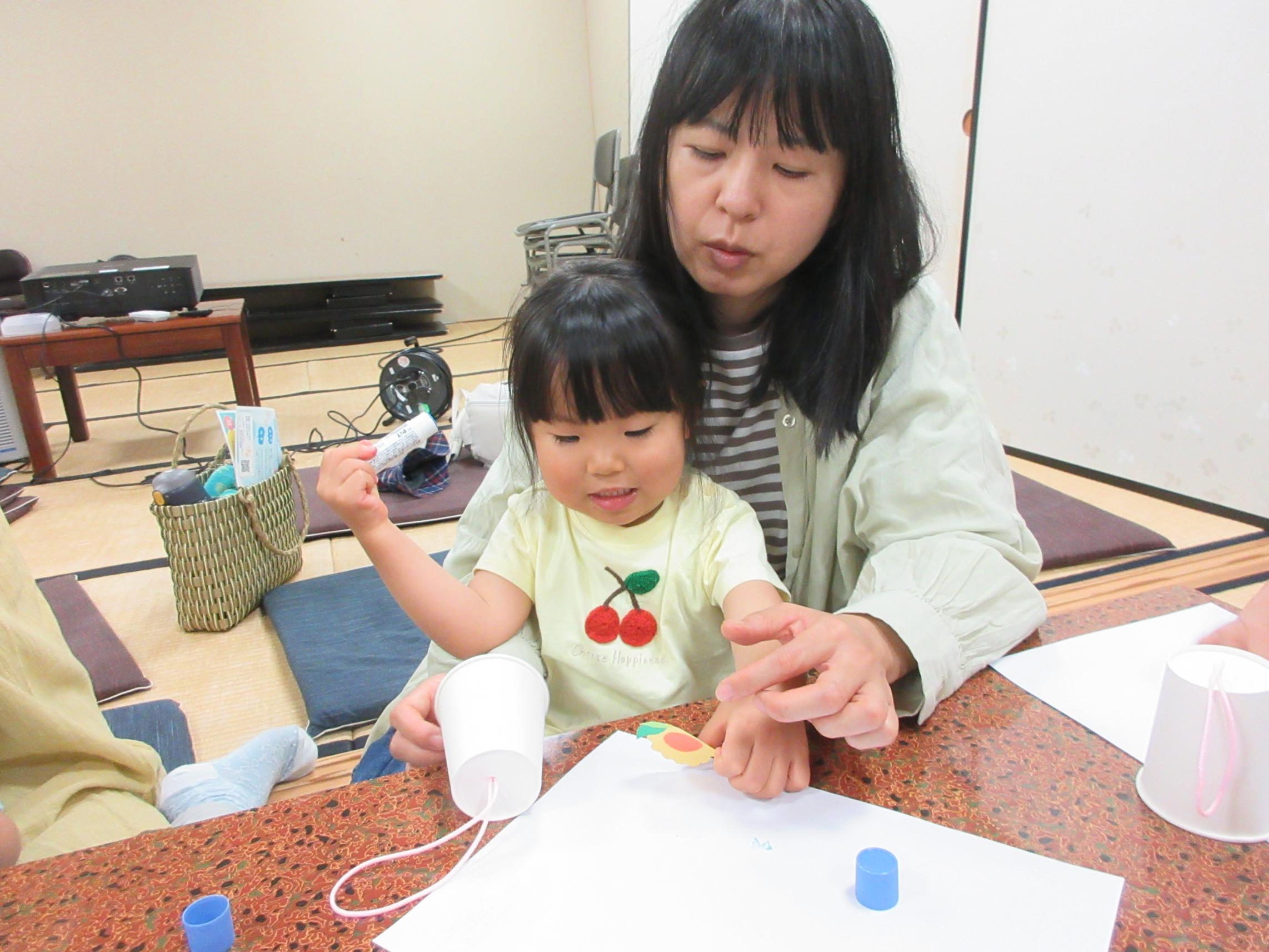 のりで風鈴を飾る様子