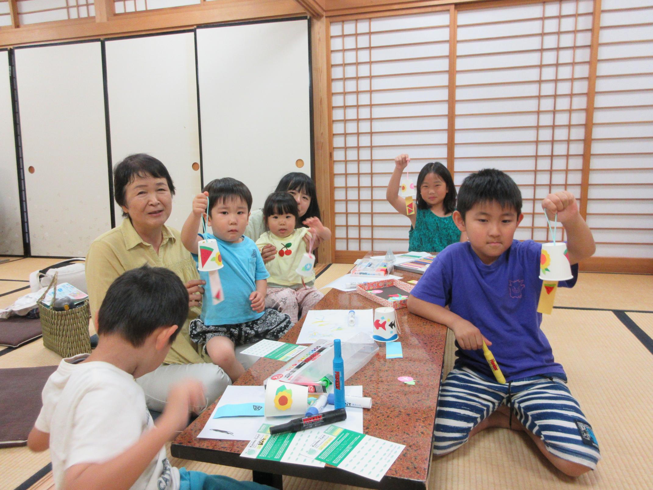 できあがった風鈴を見せる様子