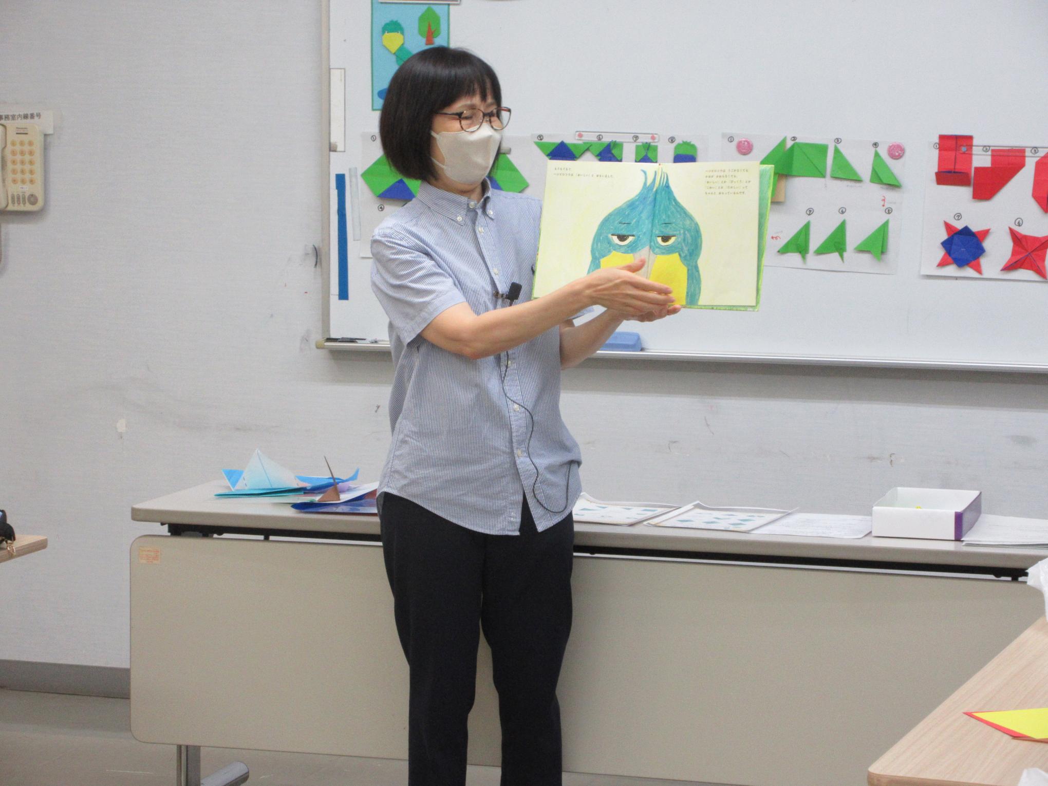 読み聞かせをする様子