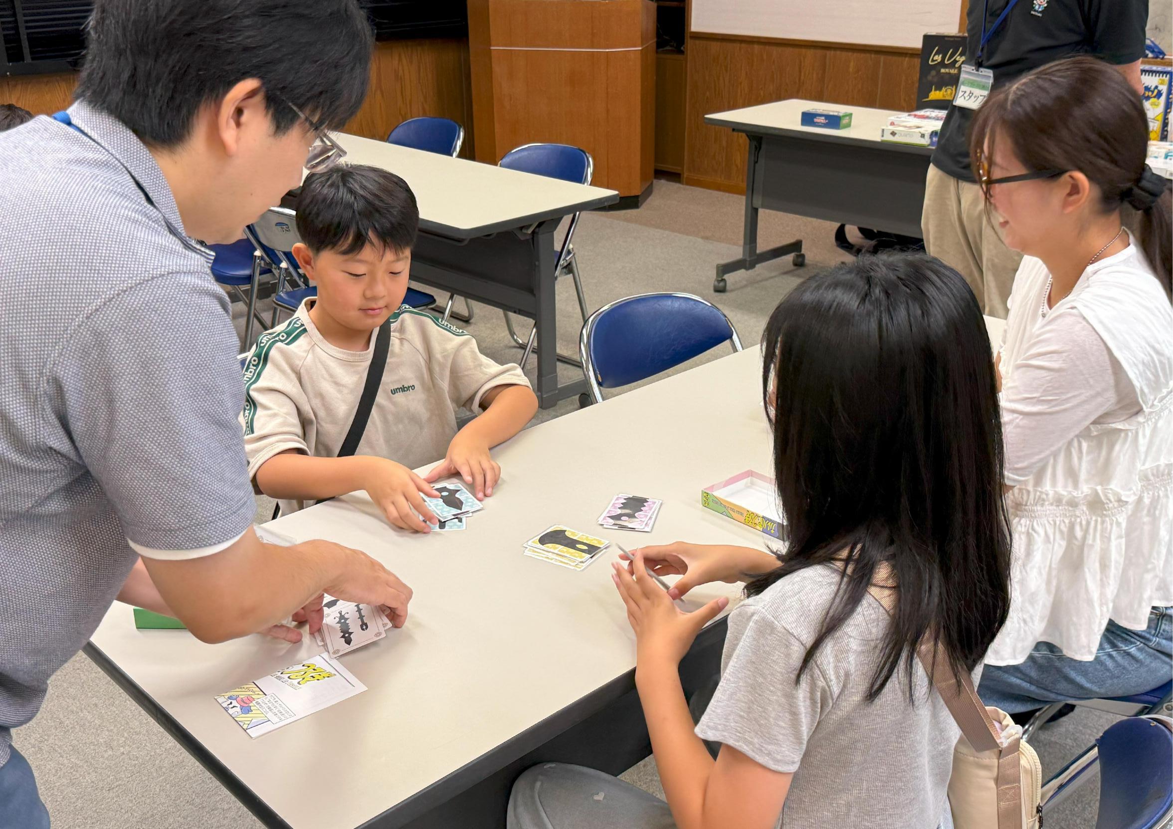 ボードゲームを楽しむ様子