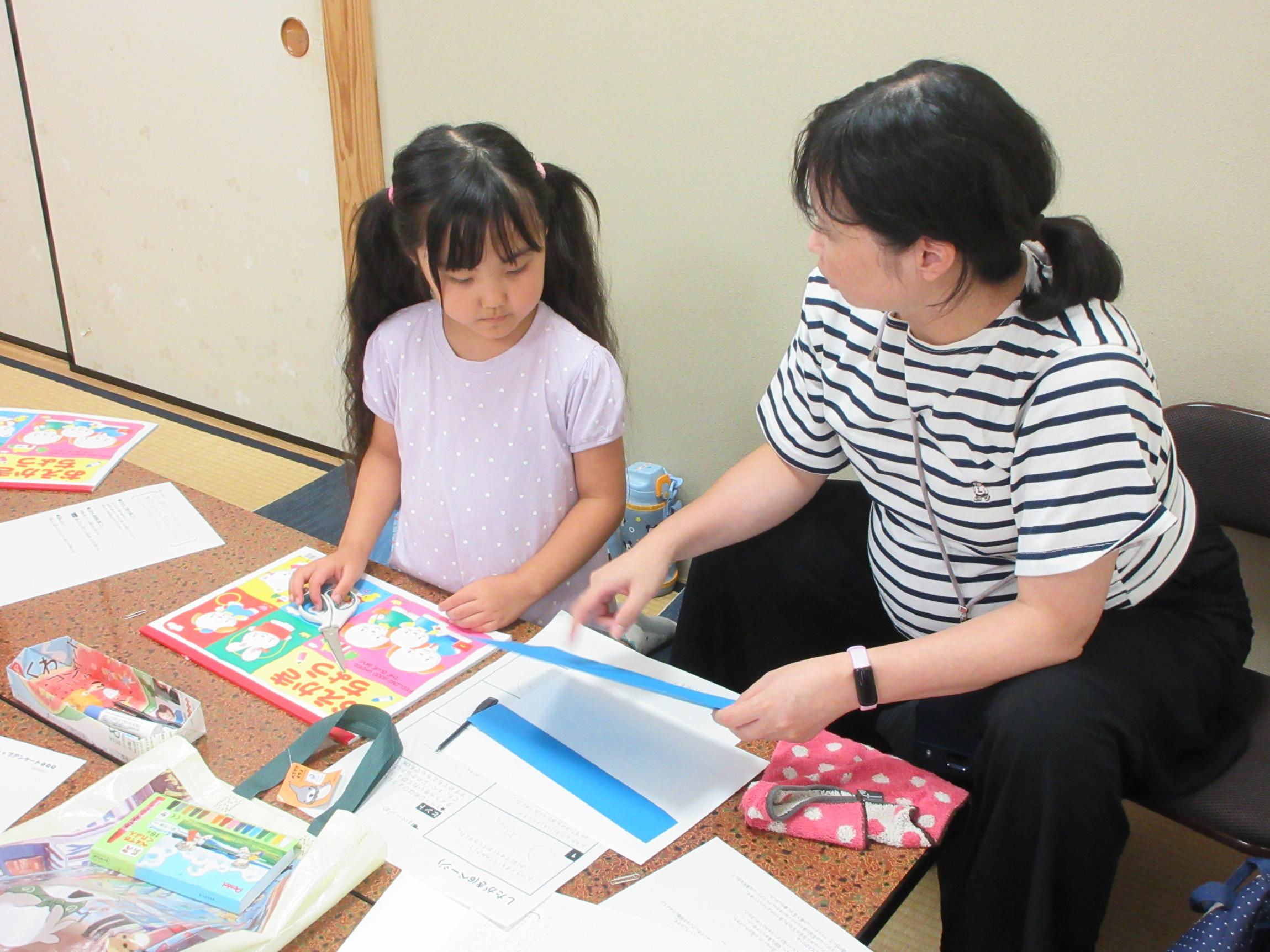 和室での絵本作りの様子