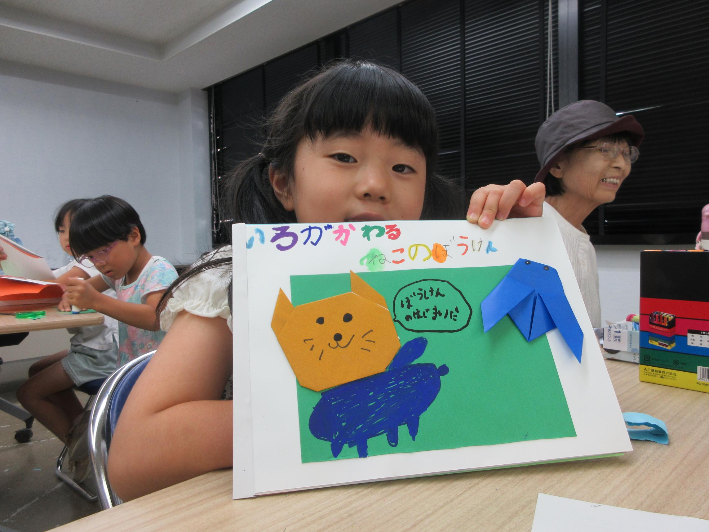 ネコの絵本を見せてくれる参加者