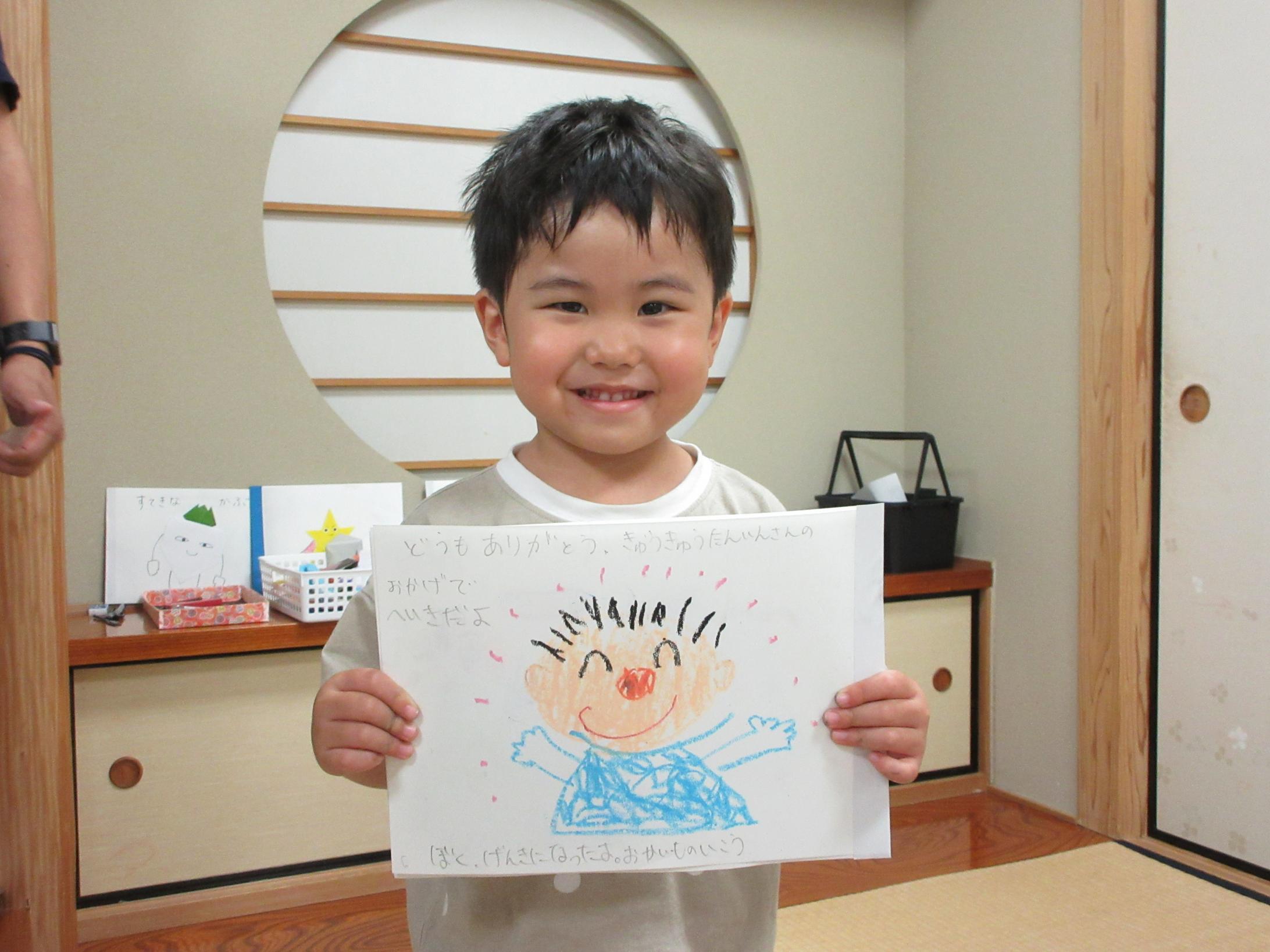 お父さんの絵本を見せてくれる様子