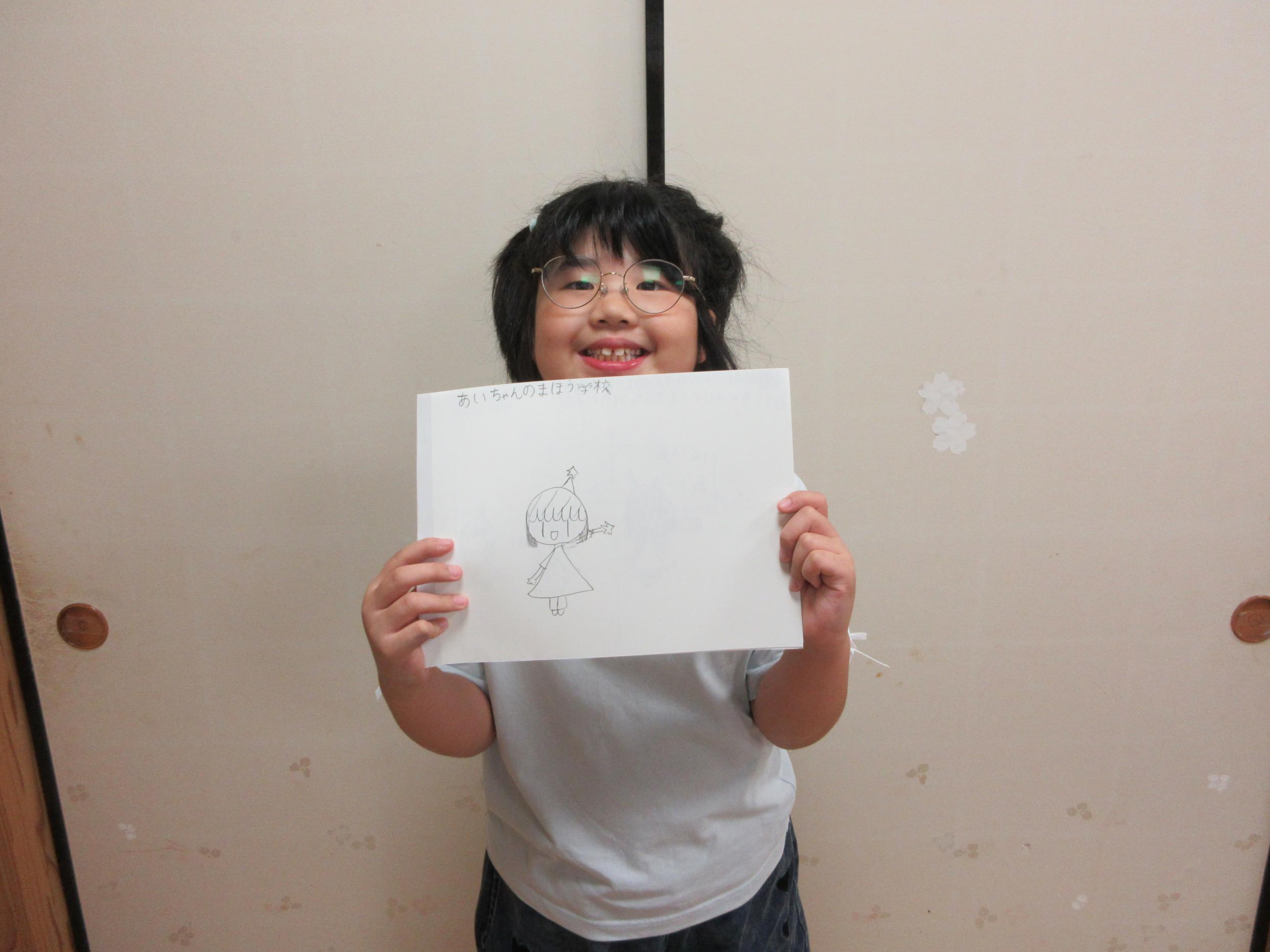 魔女の絵本を見せてくれる参加者