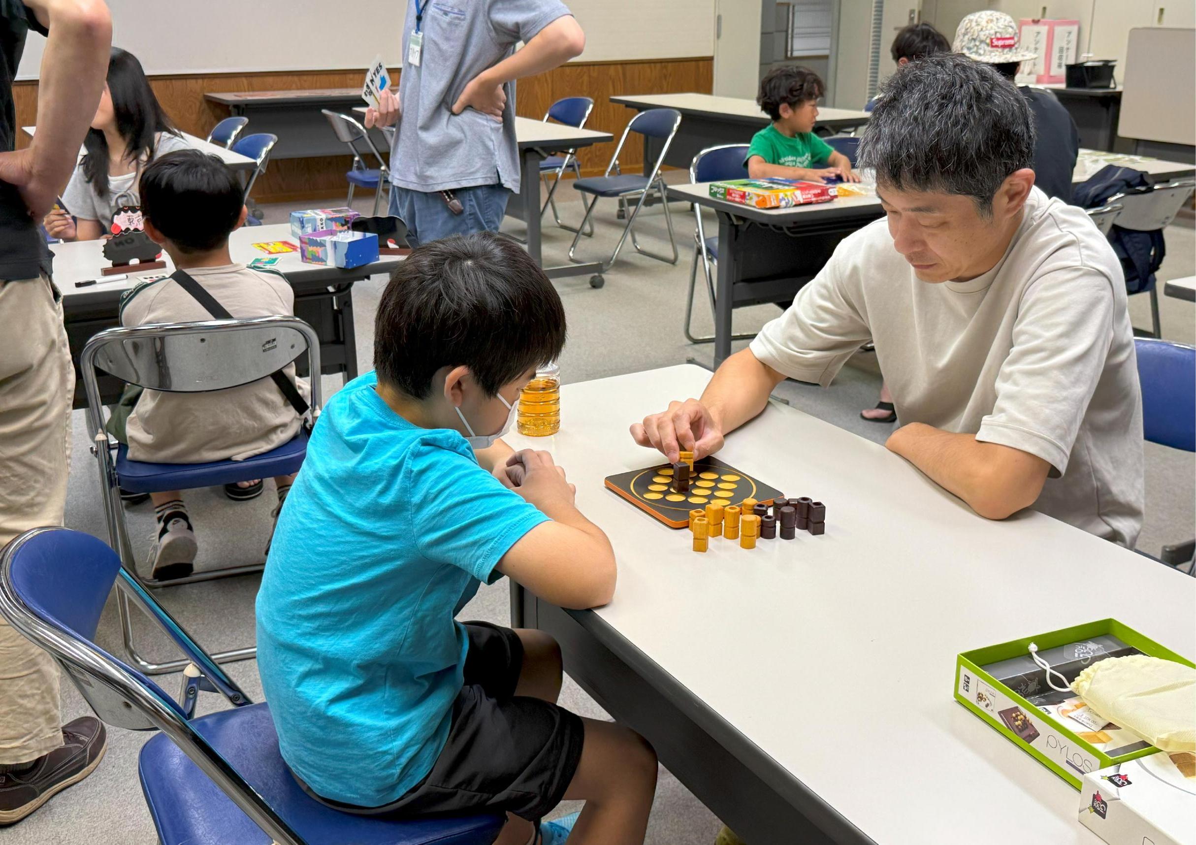 親子でボードゲームを楽しむ様子