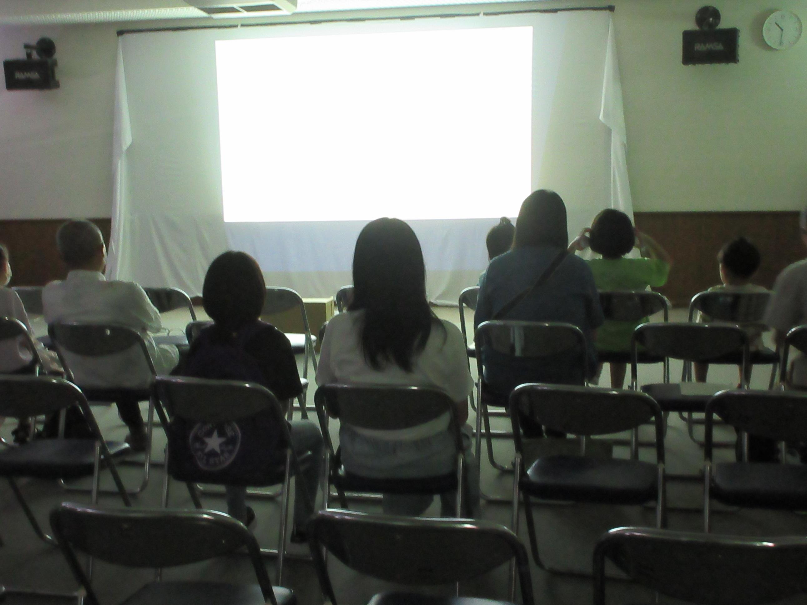 映画を見る様子