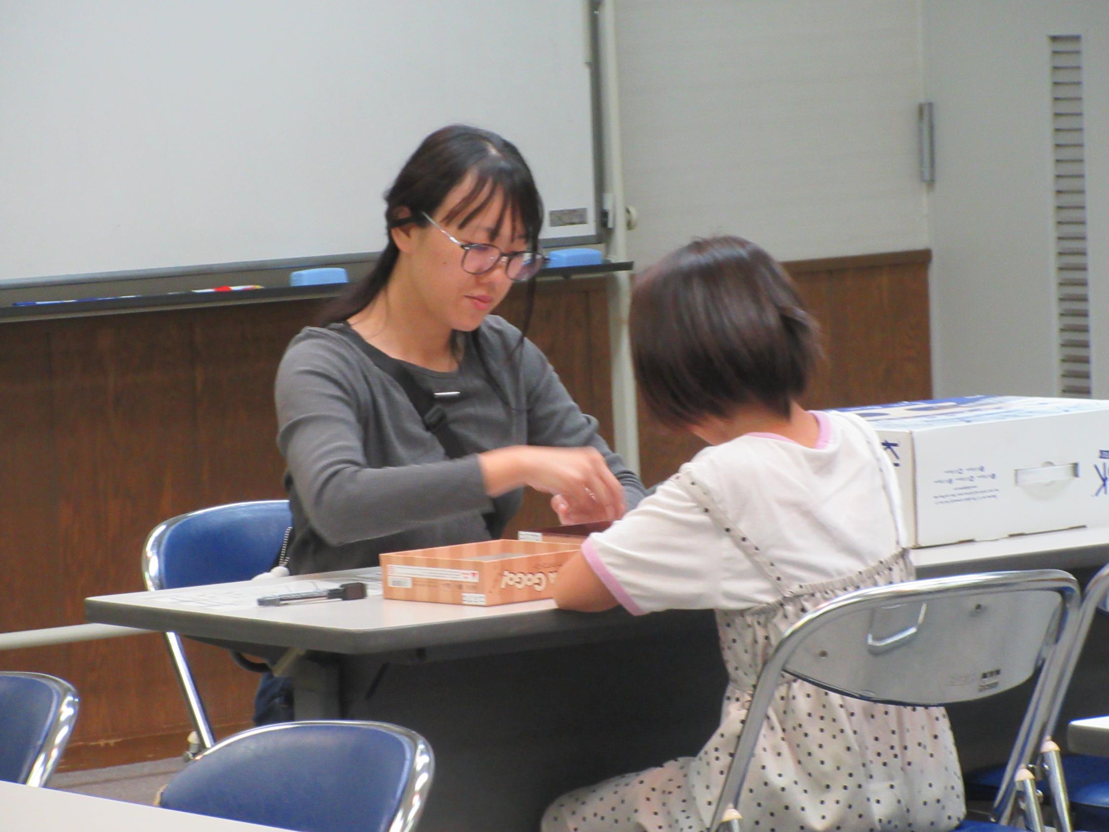 ボードゲームを楽しむ様子