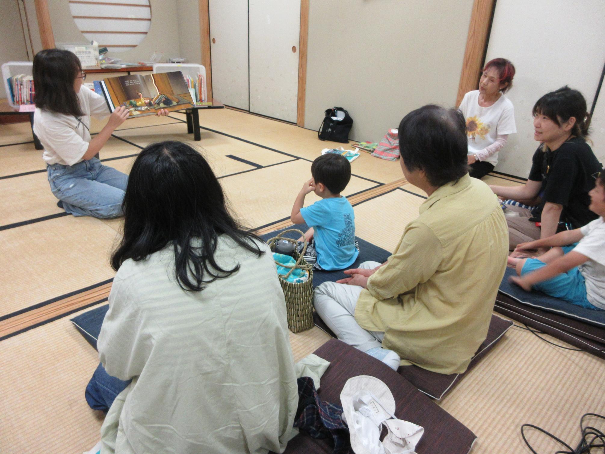 おはなし会を聞いている様子 おはなし会を聞いている様子